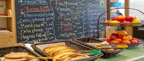 Tägliches Frühstücksbuffet (11.9 EUR pro Person)