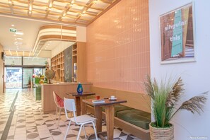 Café da manhã com buffet todos os dias mediante uma taxa