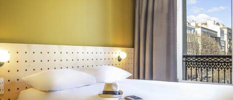 더블룸, 더블침대 1개 | 각각 다른 스타일의 인테리어, 각각 다르게 가구 비치, 책상, 방음 설비