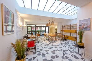 每日供应自助式早餐（每人 EUR 11.9）