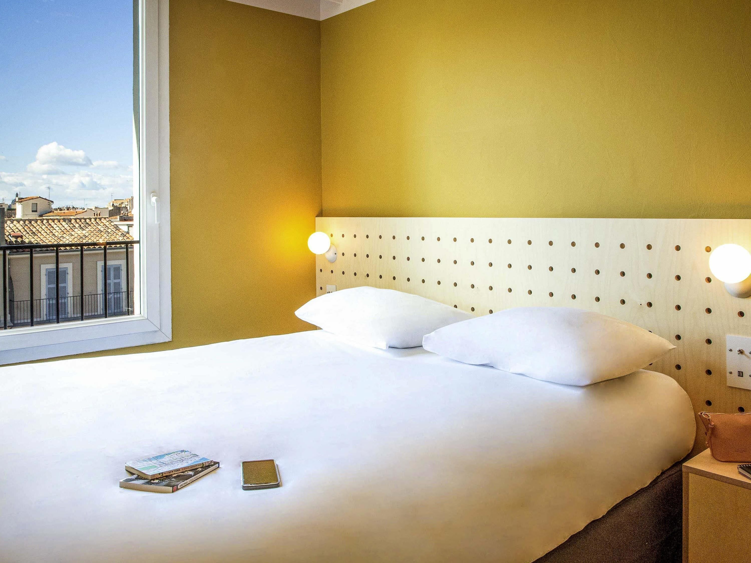 Habitación doble, 1 cama matrimonial | Decoración personalizada, muebles diferentes y escritorio 