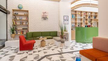 Área de estar no saguão