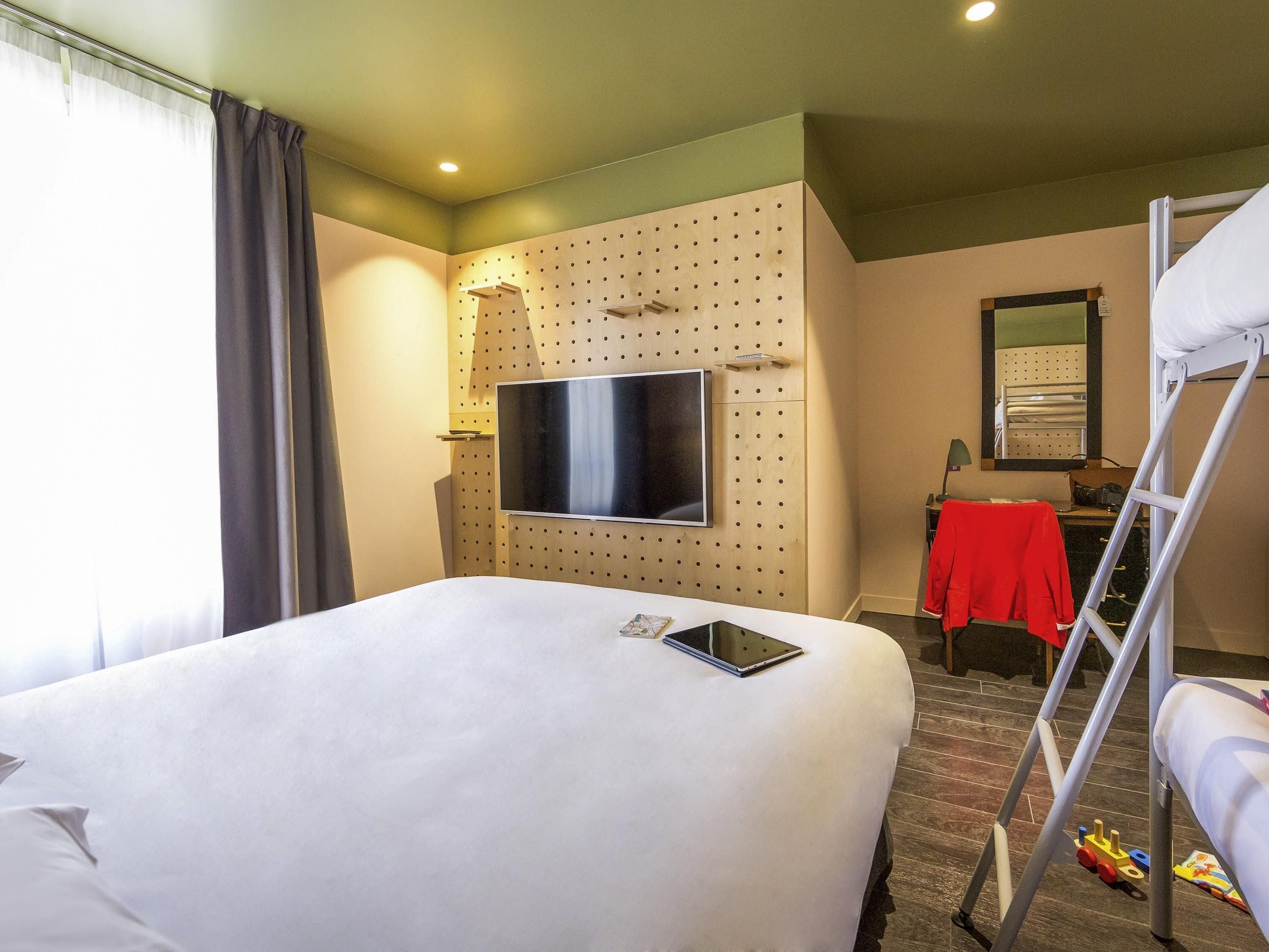 Habitación familiar, varias camas | Sistema de insonorización, wifi gratis, decoración individual