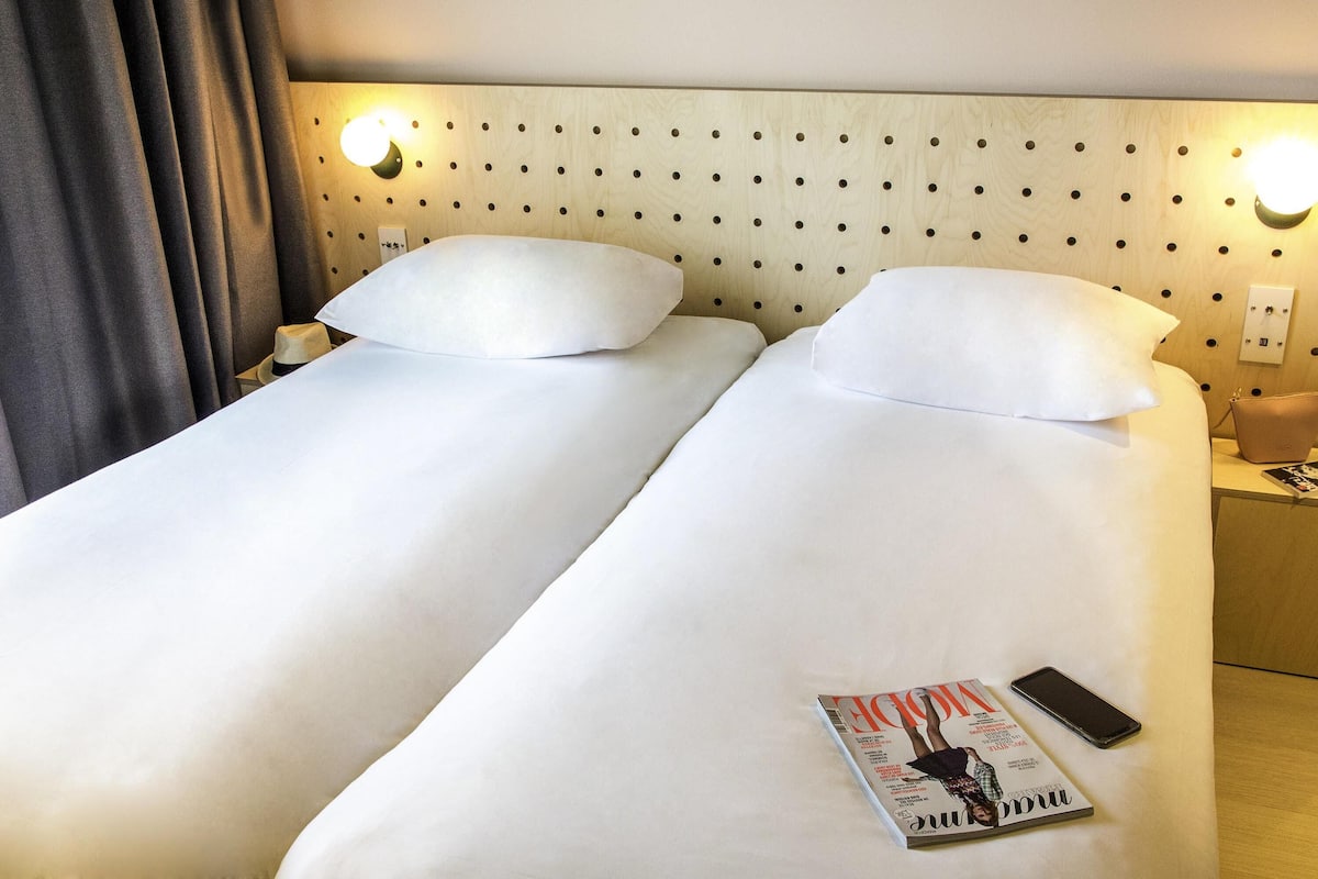 Værelse - 2 enkeltsenge | Individuelt design, individuel indretning, skrivebord, lydisolering