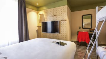 Chambre Familiale, 2 lits doubles | Décoration personnalisée, ameublement personnalisé, bureau