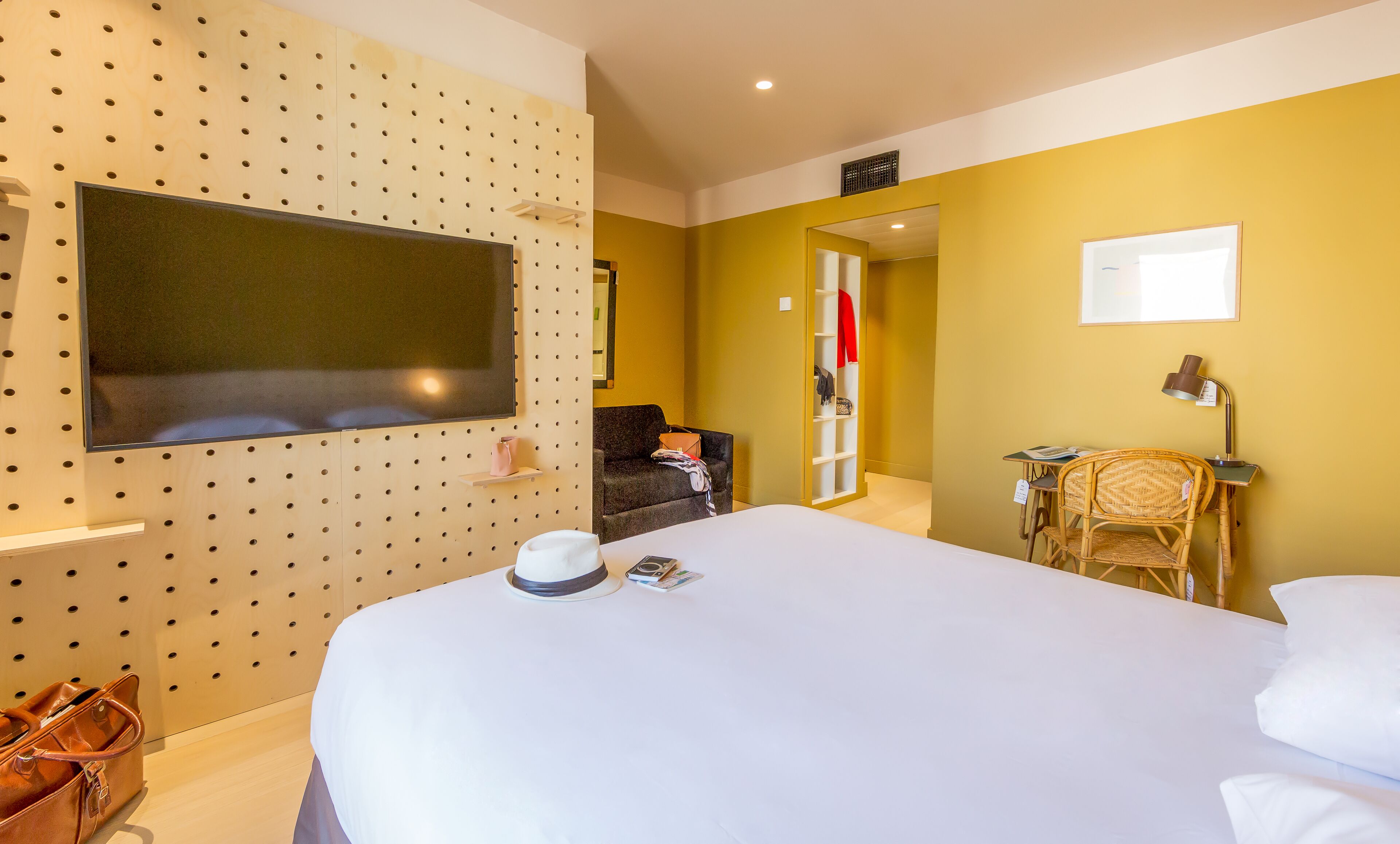 double room, 1 double bed | individually decorated, individually furnished, desk, soundproofing
