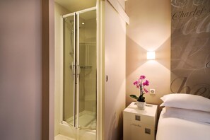1 chambre, minibar, coffres-forts dans les chambres, bureau