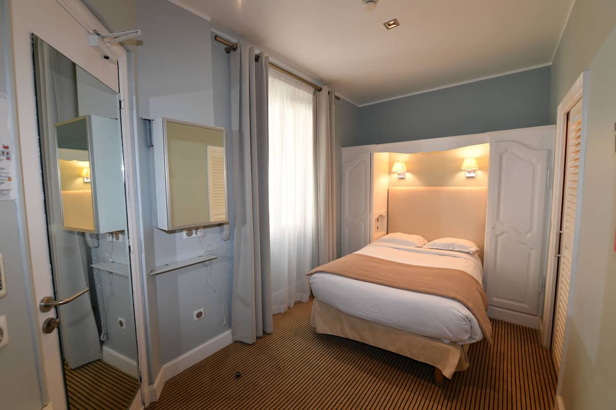 Single Room | 1 bedroom, premium bedding, pillowtop beds, minibar