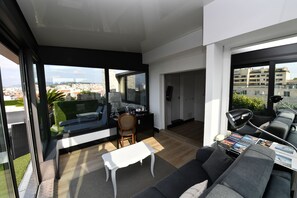 Penthouse avec Terrasse | Living area | 80-cm flat-screen TV with satellite channels, TV