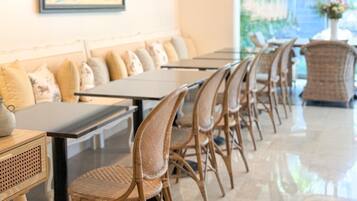 Petit déjeuner buffet (22 EUR par personne)