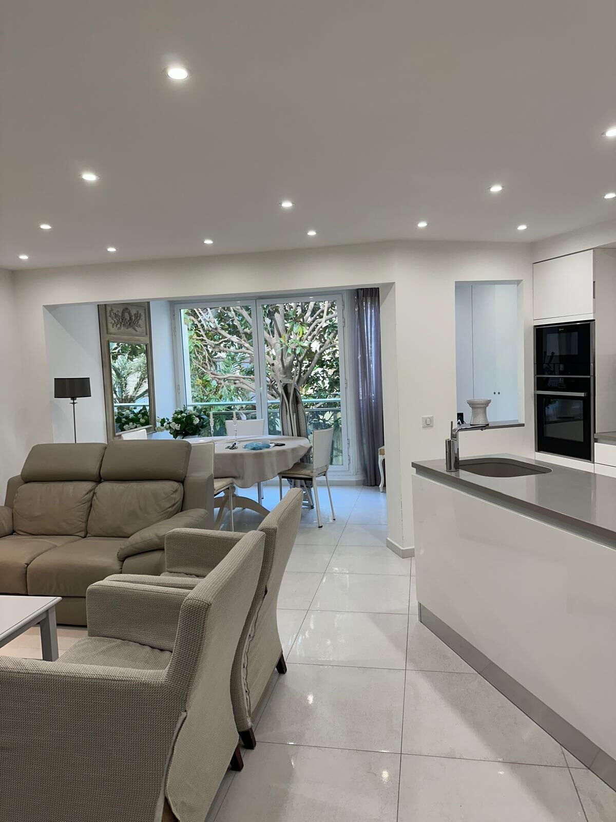 80-cm flat-screen TV with satellite channels, TV