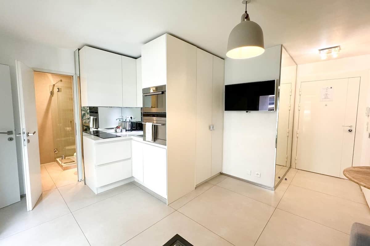 studio raphael (emplacement à 100 m de l'hôtel) | living area | 80-cm flat-screen tv with satellite channels, tv