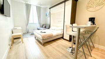 Studio La Fontaine (emplacement à 100 m de l'hôtel) | Coin séjour | Télévision à écran plat de 80 cm avec chaînes par satellite, télévision