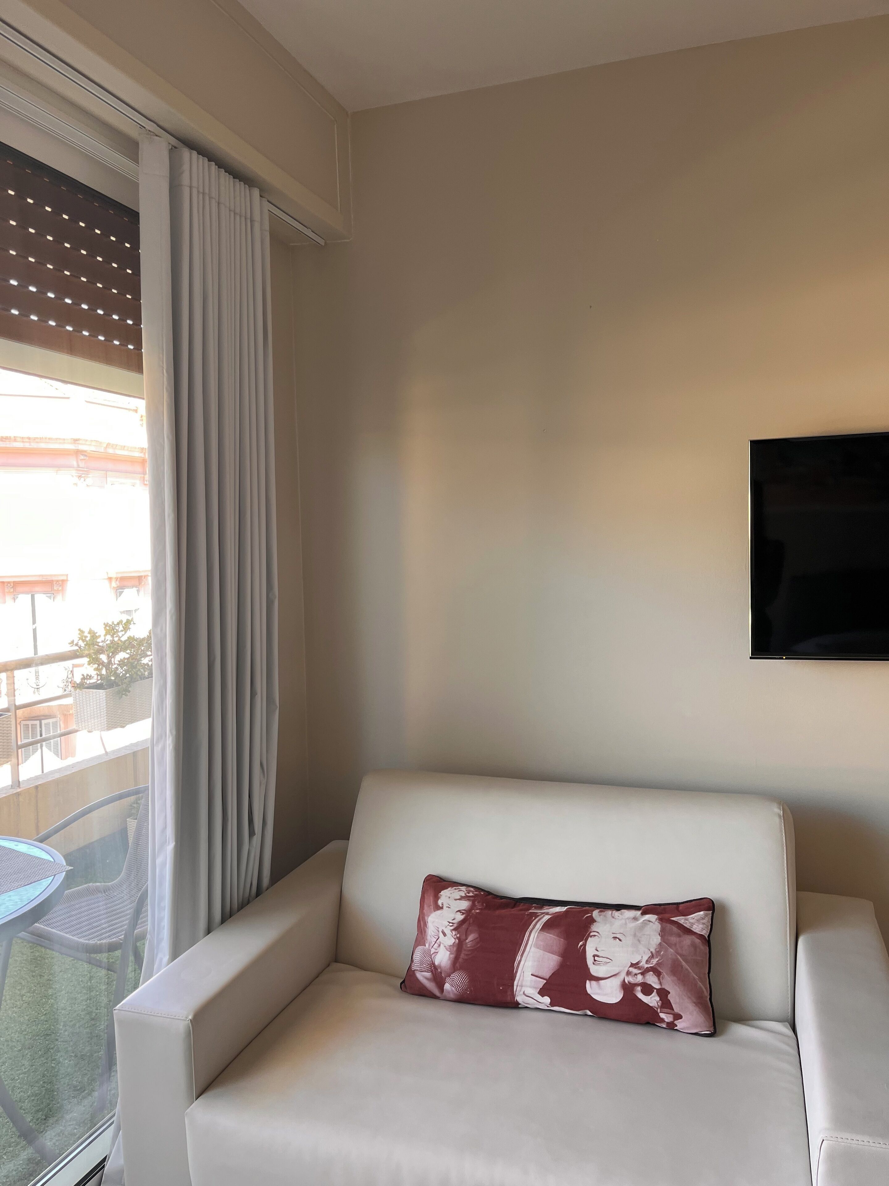 studio moliere (emplacement à 100 m de l'hôtel) | living area | 80-cm flat-screen tv with satellite channels, tv