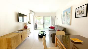 Appartement Antares (emplacement à 100 m de l'hôtel) | Area soggiorno | TV a schermo piatto 80 cm con canali satellitari, TV