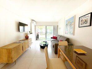 Appartement Antares (emplacement à 100 m de l'hôtel) | Living area | 80-cm flat-screen TV with satellite channels, TV