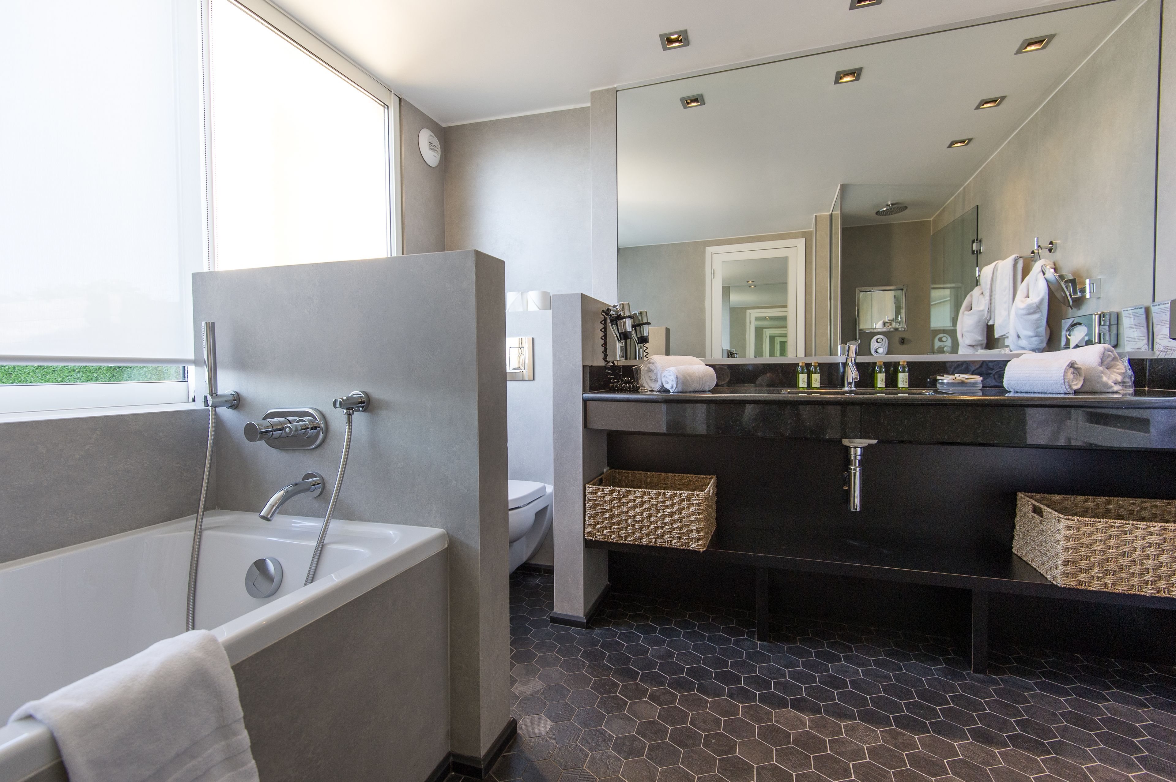 penthouse avec terrasse | bathroom | free toiletries, hair dryer, slippers, towels