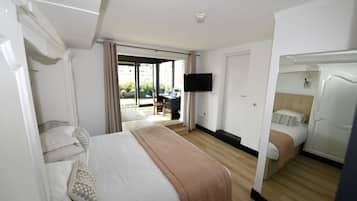 Panorama suite | Luxe beddengoed, pillowtop-bedden, een minibar, een kluis op de kamer