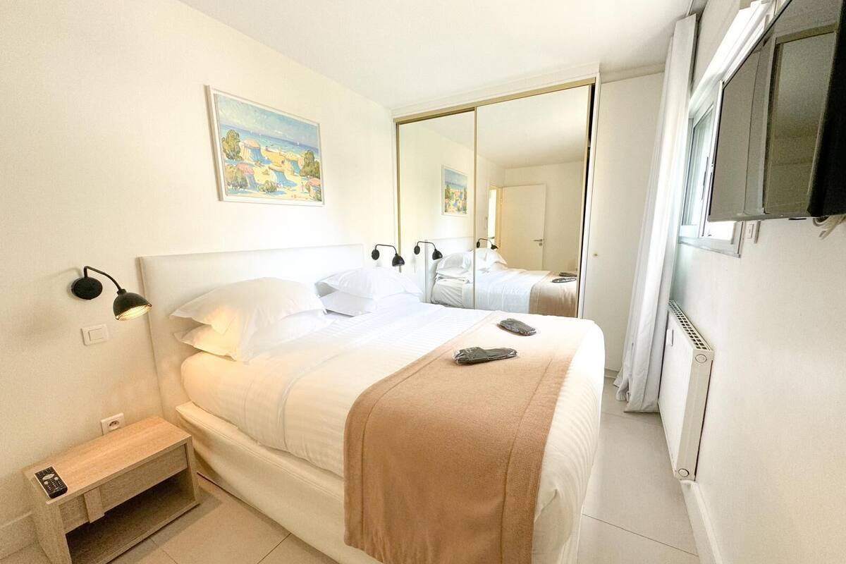 Premium bedding, pillowtop beds, minibar, in-room safe
