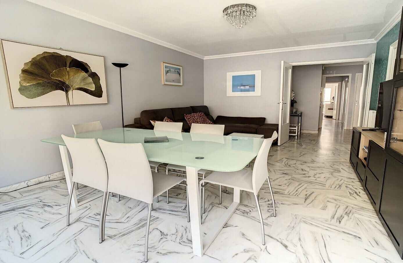 Appartement Tuileries (emplacement à 150m de l'hôtel) | Living area | 80-cm flat-screen TV with satellite channels, TV