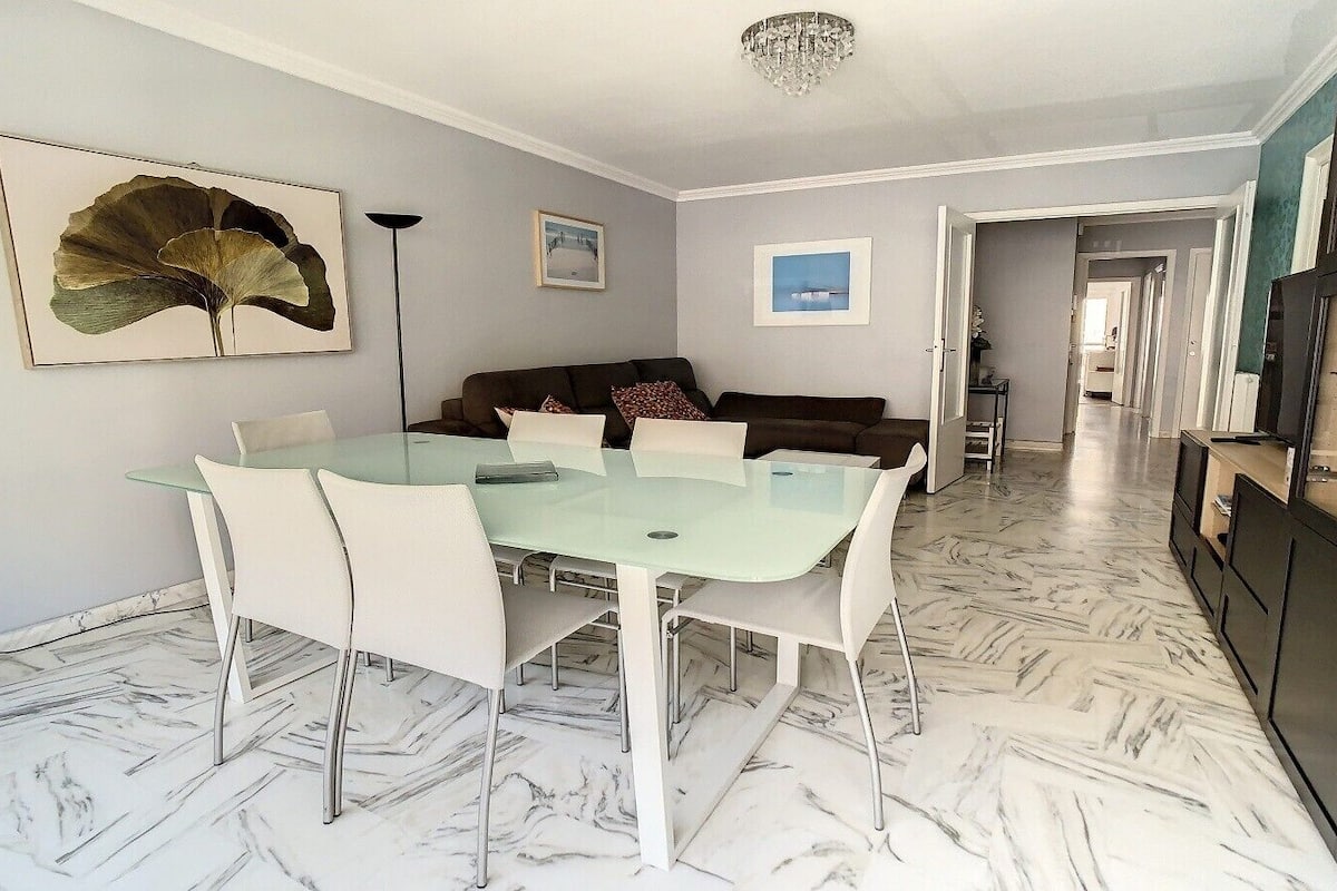 Appartement Tuileries (emplacement à 150m de l'hôtel) | Living area | 80-cm flat-screen TV with satellite channels, TV