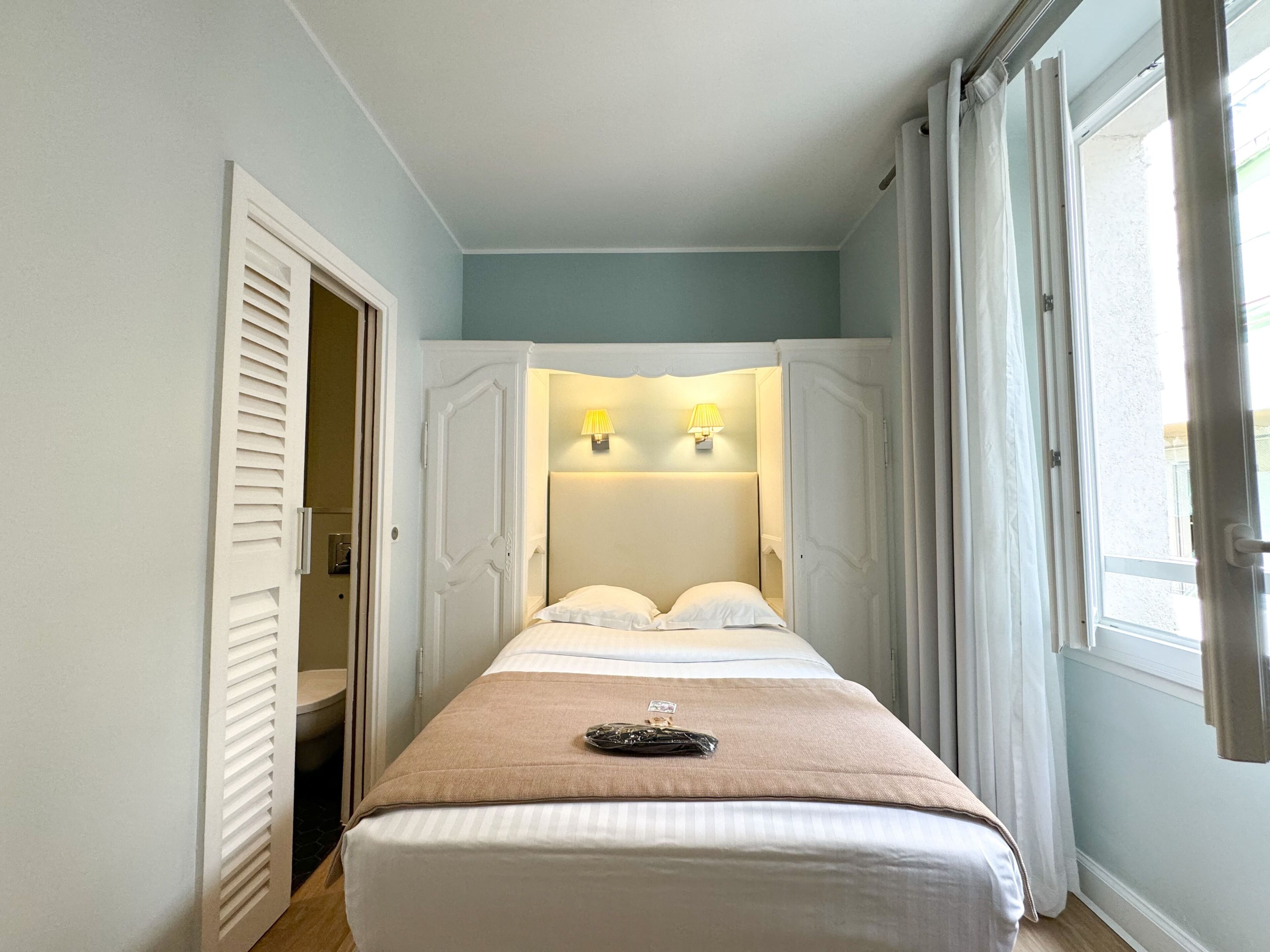 Eenpersoonskamer | Luxe beddengoed, pillowtop-bedden, een minibar, een kluis op de kamer
