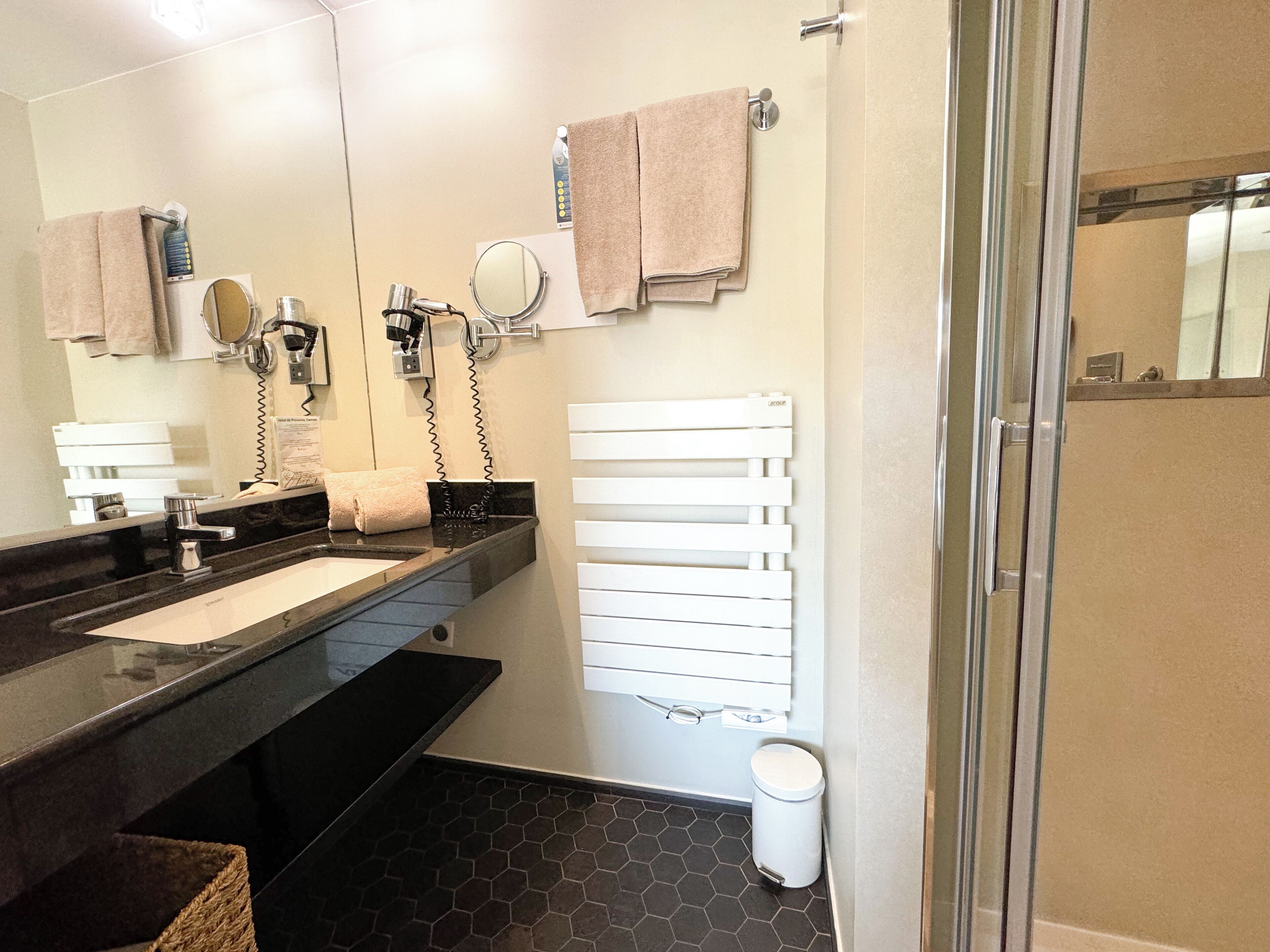 penthouse avec terrasse | bathroom | free toiletries, hair dryer, slippers, towels