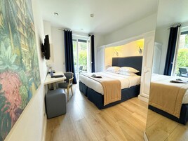 Habitación doble, terraza, vistas al jardín | Ropa de cama de alta calidad, colchones con acolchado adicional, minibar