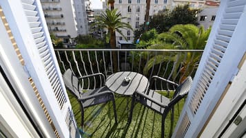 Quarto casal, sacada, vista para o jardim | Sacada