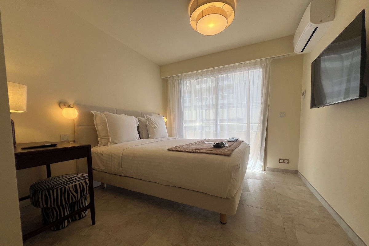 Appartement Lumière (emplacement à 250m de l'hôtel) | Premium bedding, pillow-top beds, minibar, in-room safe