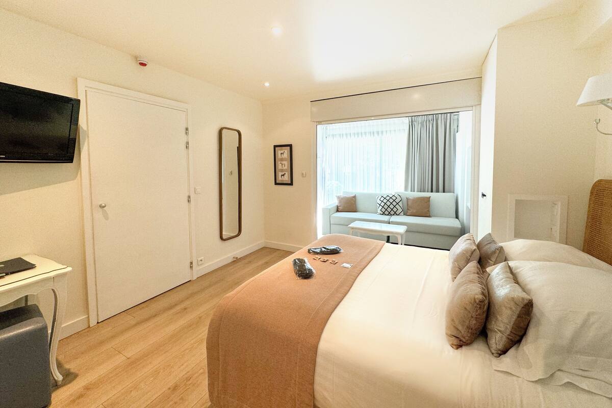 Premium bedding, pillowtop beds, minibar, in-room safe