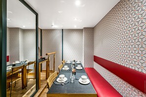 Daily buffet breakfast for a fee - Etoile Park Hotel (Paris)