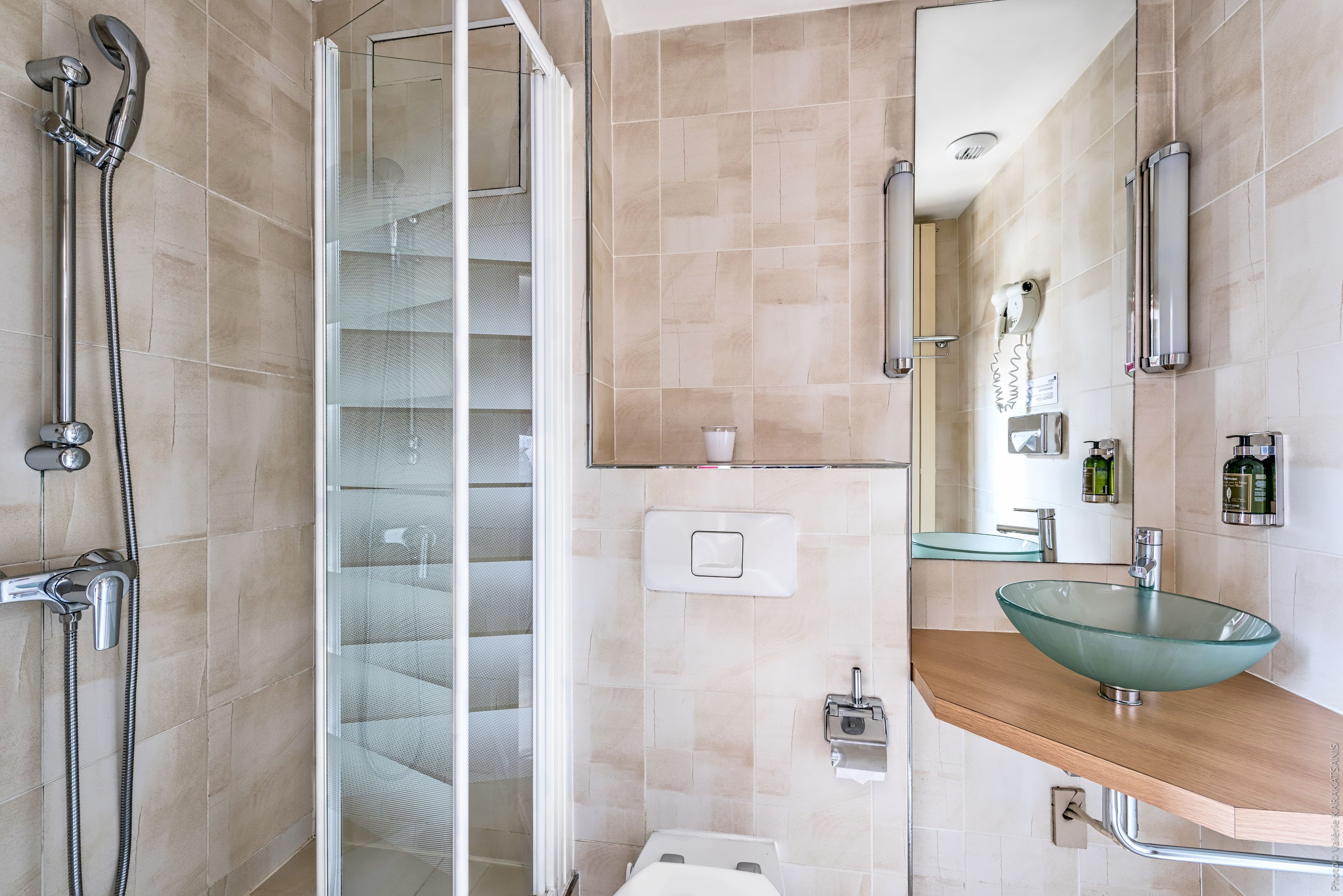 single room | bathroom shower