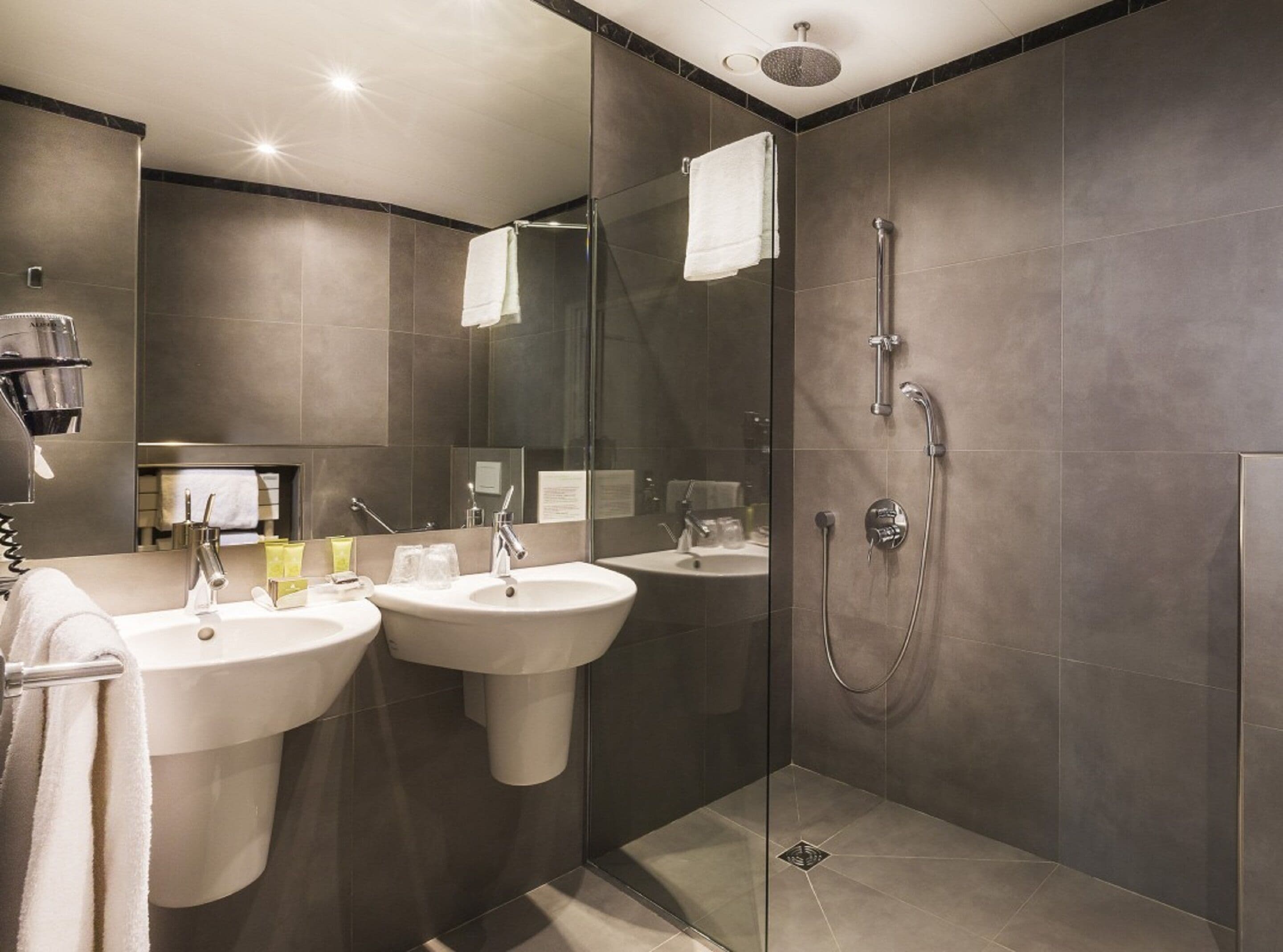 junior suite | bathroom | shower, hydromassage showerhead, free toiletries, towels