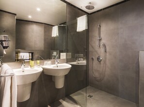 Suite junior | Baño | Regadera, regadera con hidromasaje, amenidades de baño gratuitas