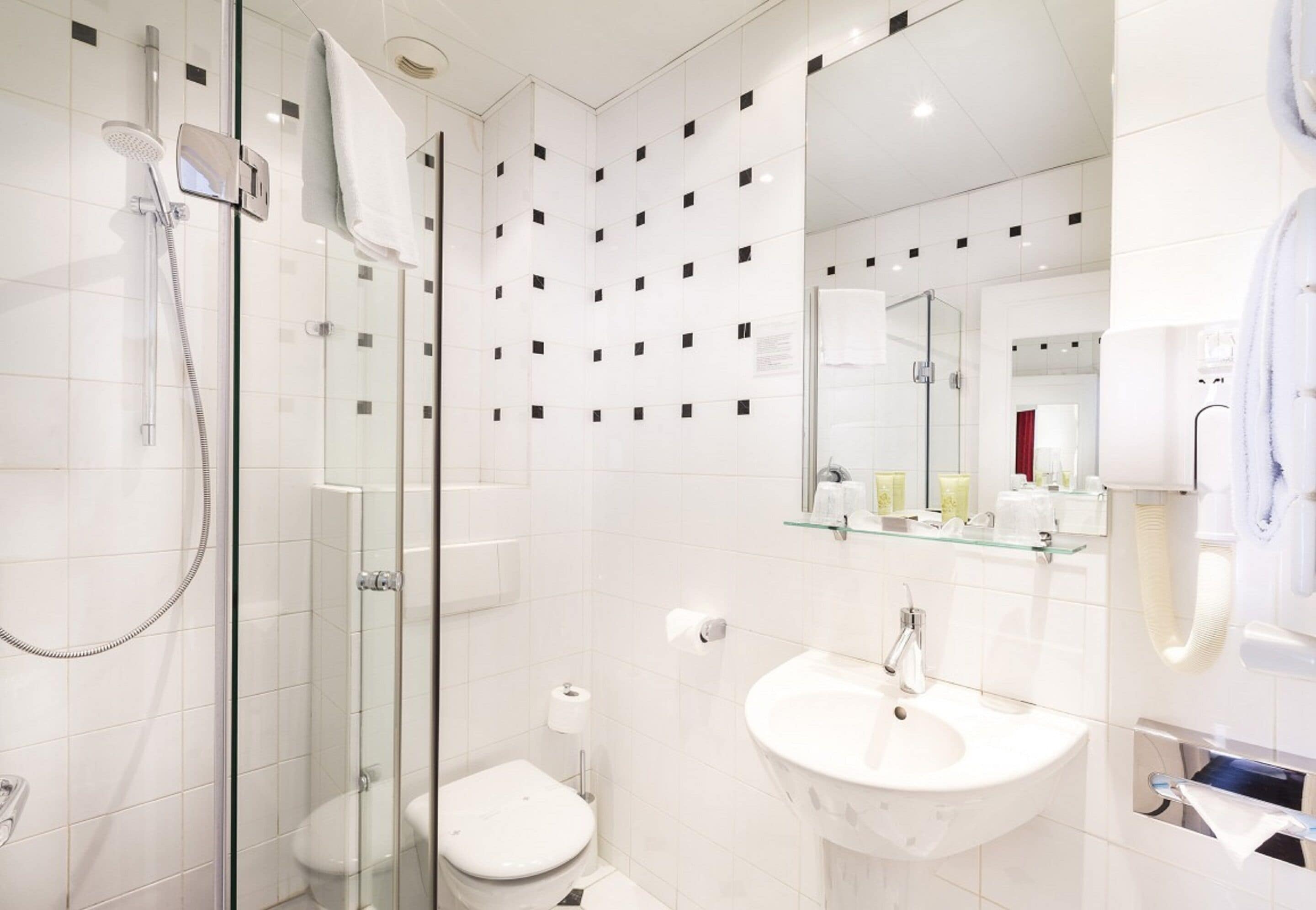 shower, hydromassage showerhead, free toiletries, towels