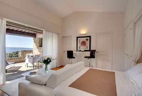 Minibar, in-room safe, desk, soundproofing. Hotel Les Bories & Spa