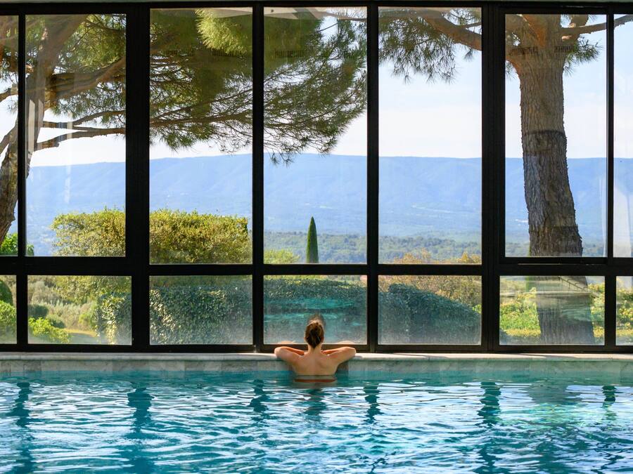 Innendørsbasseng og sesongbasert utendørsbasseng