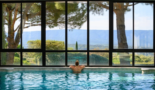 Una piscina techada, una piscina al aire libre de temporada