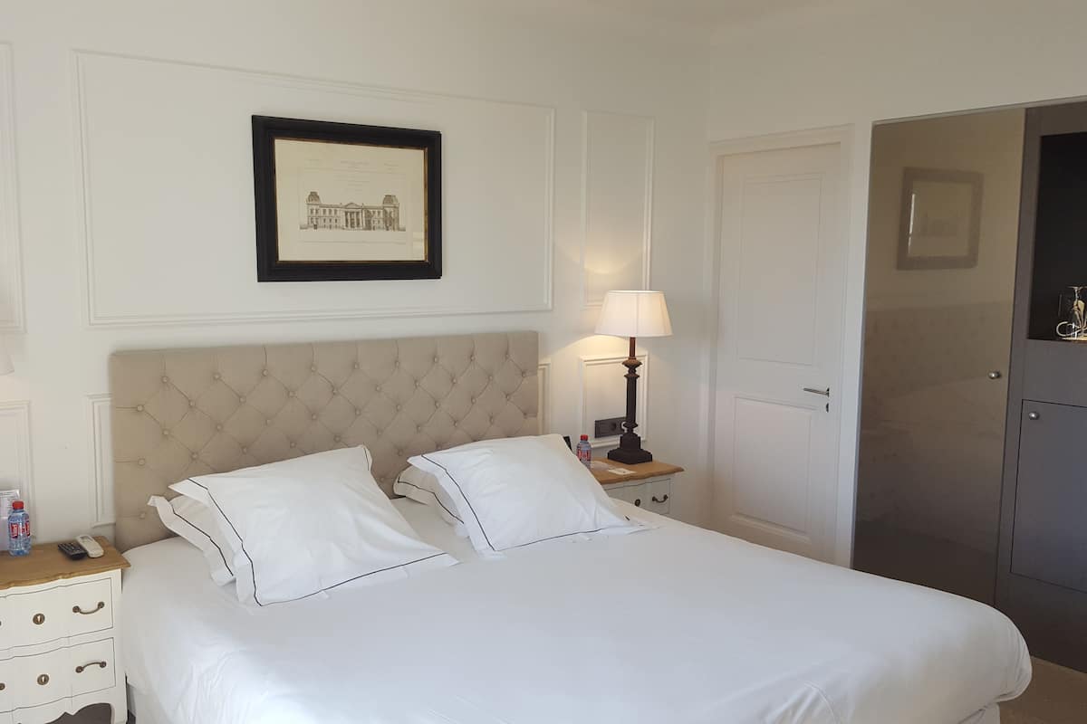 Chambre Double Supérieure | Minibar, coffres-forts dans les chambres, bureau, chambres insonorisées