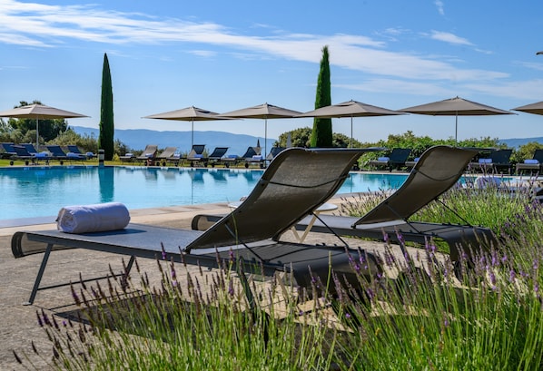 Una piscina techada, una piscina al aire libre de temporada