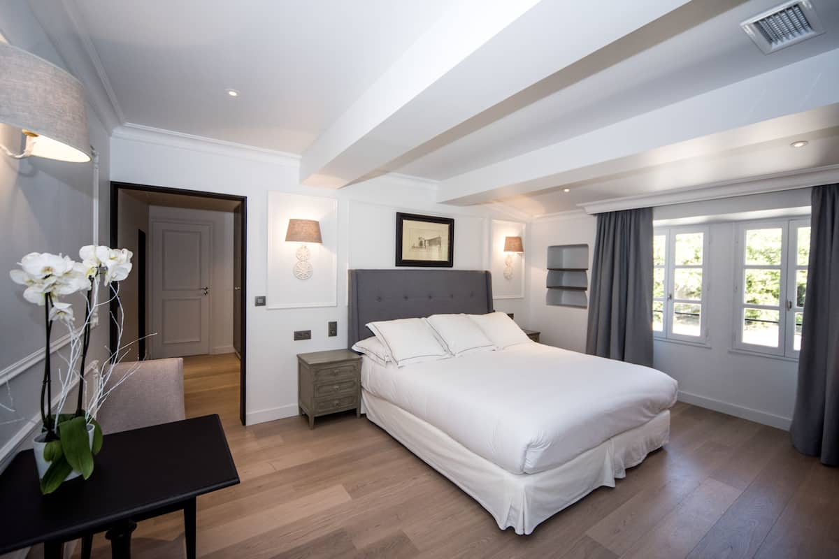 standard double room | 1 bedroom, minibar, in-room safe, desk