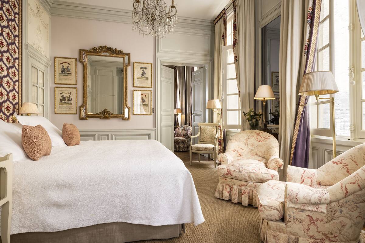 suite, 1 king bed | in-room safe, soundproofing, iron/ironing board, free cots/infant beds