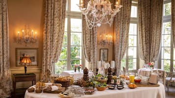Desayuno buffet (EUR 38 por persona)
