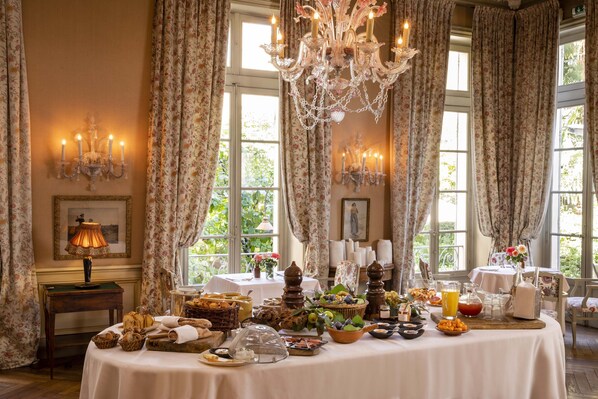 Daily buffet breakfast (EUR 38 per person)