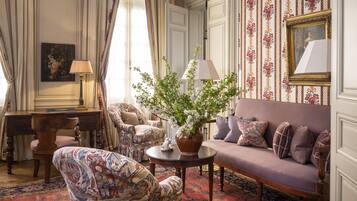 Suite, 1 King Bed | 1 bedroom, in-room safe, soundproofing, iron/ironing board