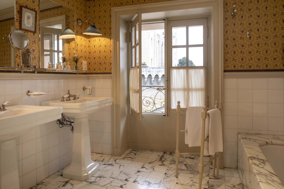 deluxe room | bathroom | free toiletries, hair dryer, bathrobes, slippers