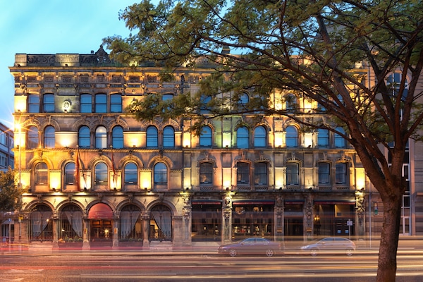 Facciata della struttura - sera/notte