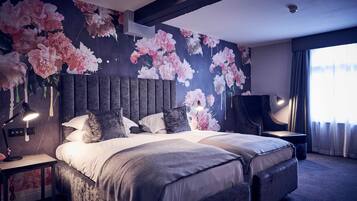 Club Twin Room | Desk, blackout curtains, iron/ironing board, free WiFi