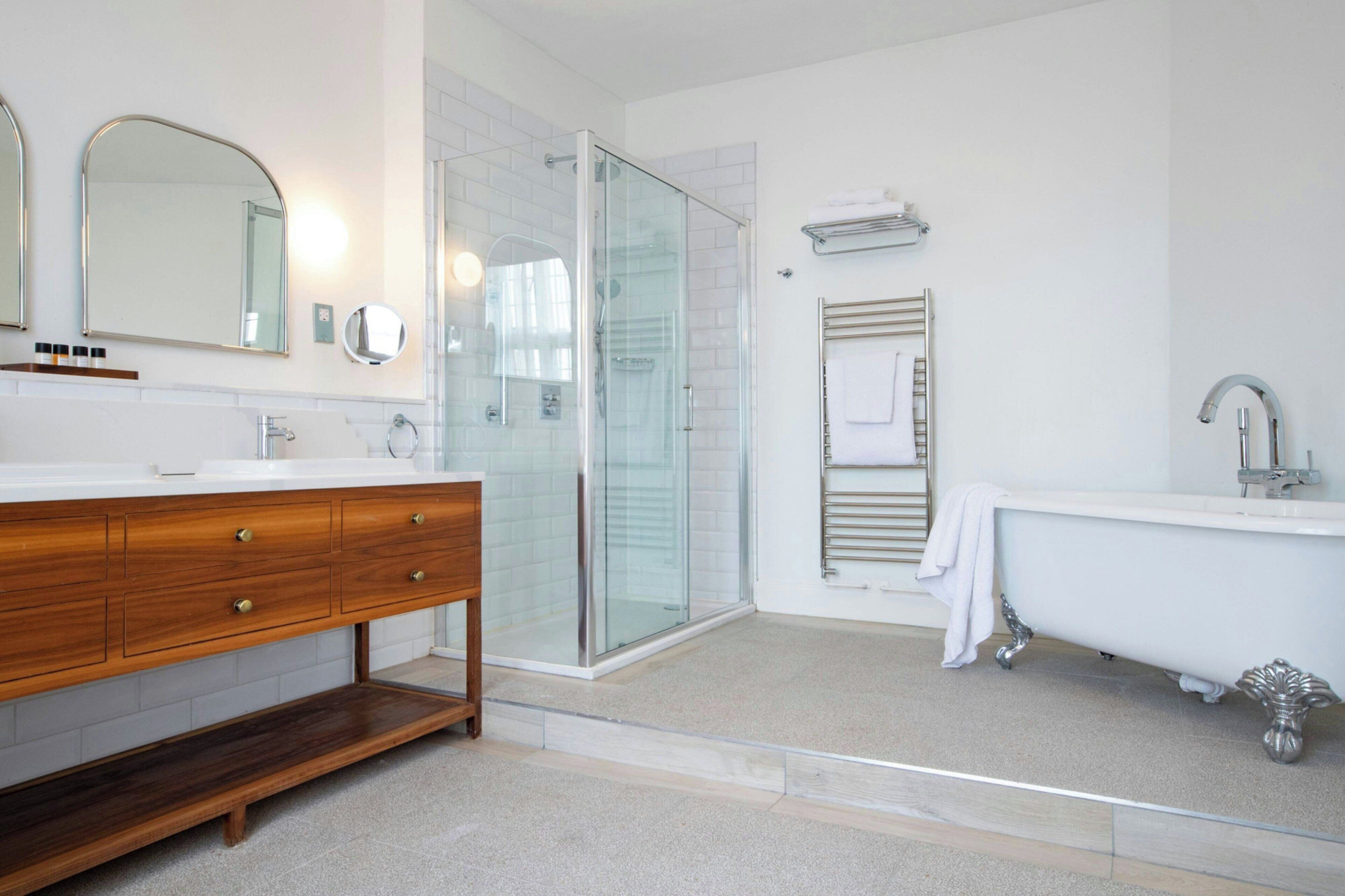grand room, 1 king bed, non smoking, garden view | bathroom | combined shower/bathtub, designer toiletries, hair dryer, bathrobes